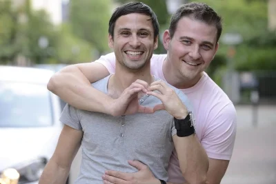 photo de deux hommes gays qui s'aiment